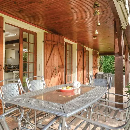 Five-bedroom Holiday In Ferienhaus *